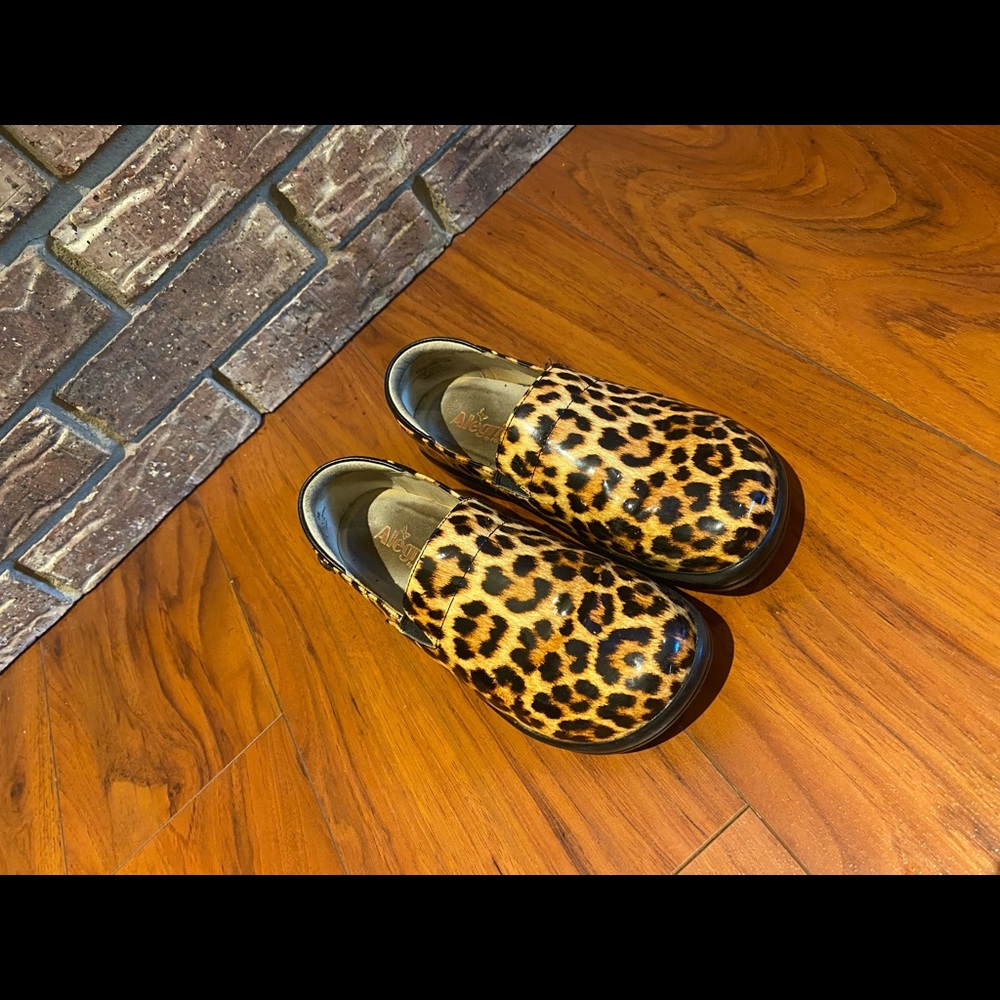 Alegria Clogs